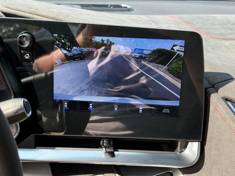 Chevrolet Corvette Vehicle Full-screen Gallery Image 18