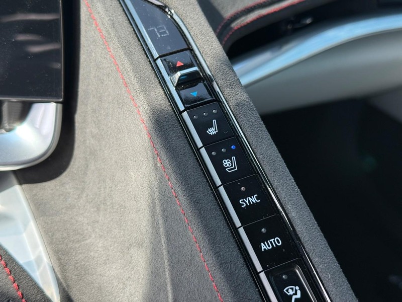 Chevrolet Corvette Vehicle Full-screen Gallery Image 19