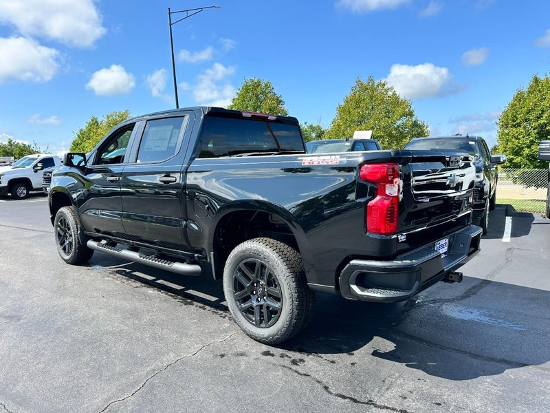 Chevrolet Silverado 1500 Vehicle Full-screen Gallery Image 3