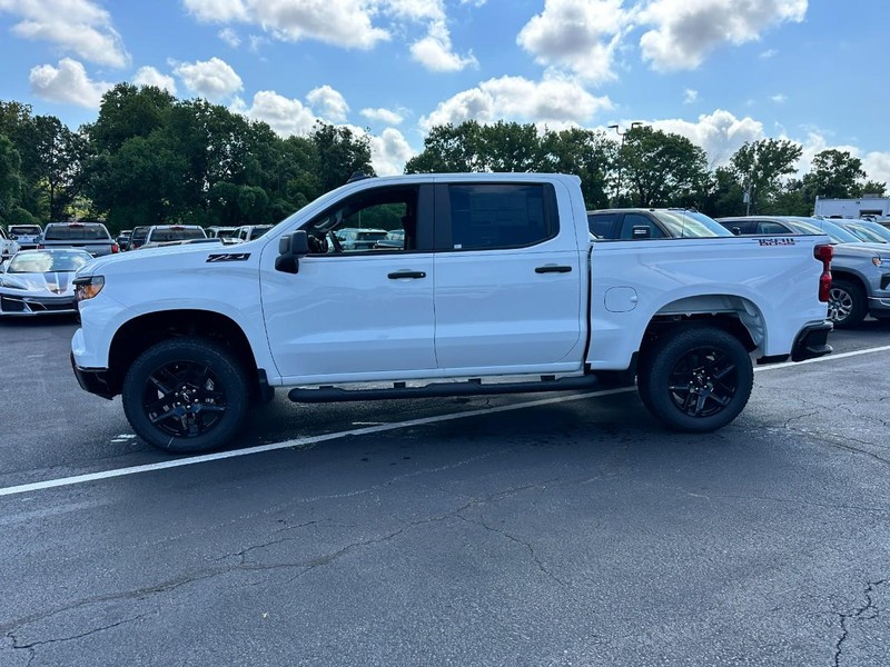 Chevrolet Silverado 1500 Vehicle Full-screen Gallery Image 2