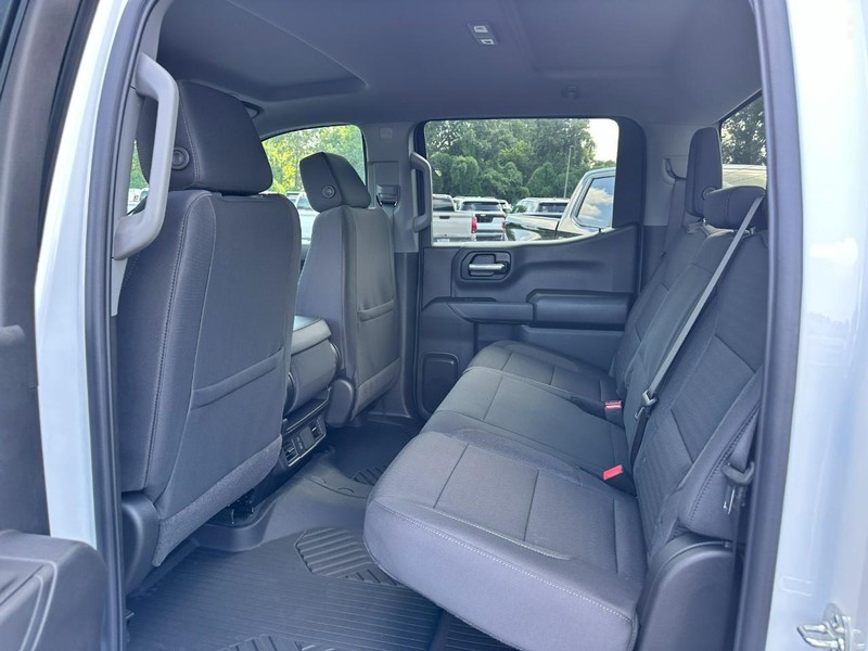 Chevrolet Silverado 1500 Vehicle Full-screen Gallery Image 4