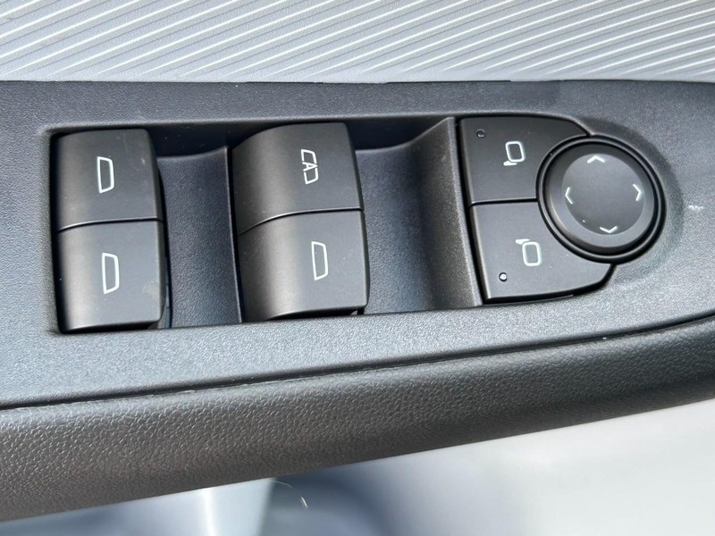 Chevrolet Bolt Vehicle Full-screen Gallery Image 10