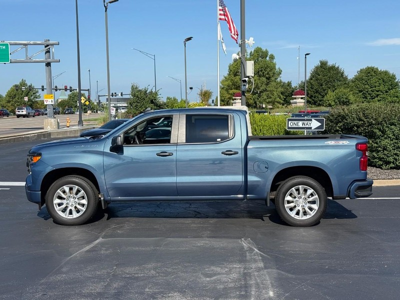 Chevrolet Silverado 1500 Vehicle Full-screen Gallery Image 2