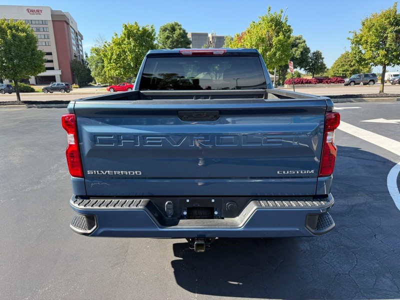 Chevrolet Silverado 1500 Vehicle Full-screen Gallery Image 6