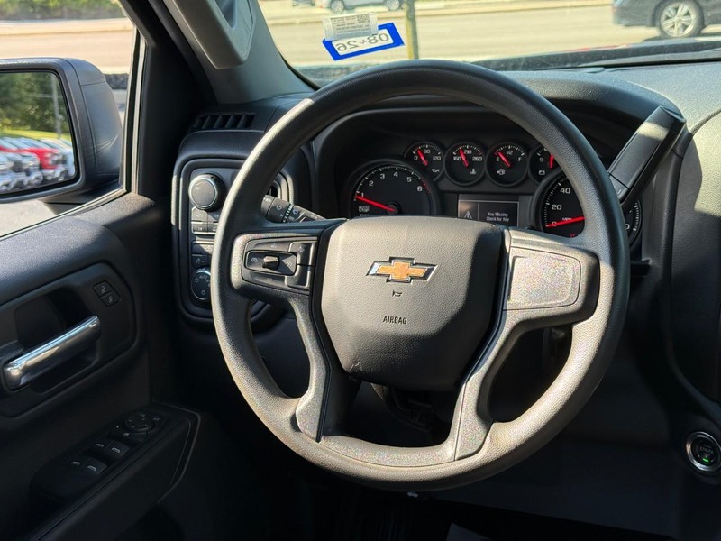 Chevrolet Silverado 1500 Vehicle Full-screen Gallery Image 12