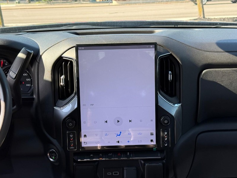 Chevrolet Silverado 1500 Vehicle Full-screen Gallery Image 13
