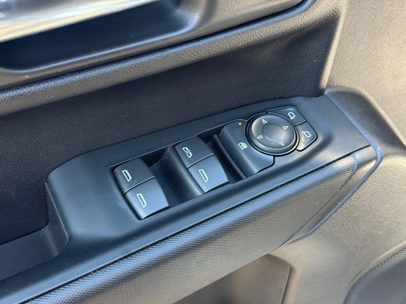 Chevrolet Silverado 1500 Vehicle Full-screen Gallery Image 16
