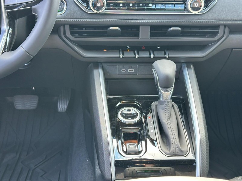 Chevrolet Colorado Vehicle Full-screen Gallery Image 9