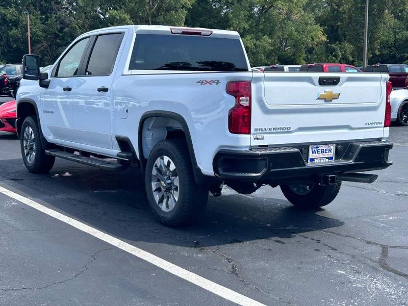 Chevrolet Silverado 2500HD Vehicle Full-screen Gallery Image 3