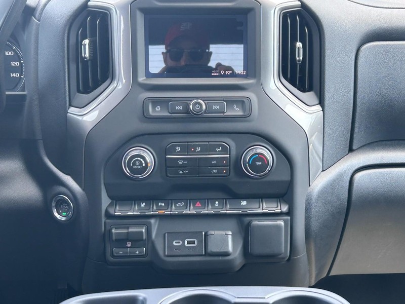 Chevrolet Silverado 2500HD Vehicle Full-screen Gallery Image 12