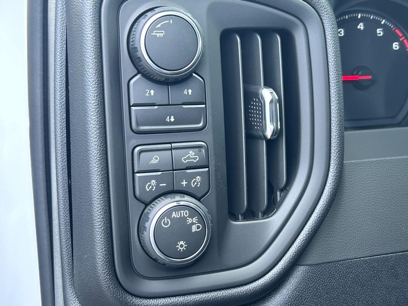 Chevrolet Silverado 2500HD Vehicle Full-screen Gallery Image 15
