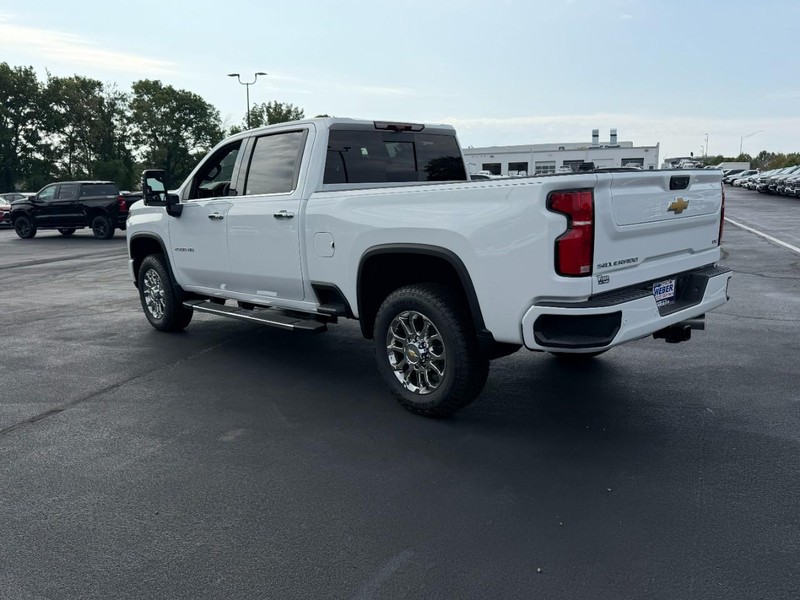Chevrolet Silverado 2500HD Vehicle Full-screen Gallery Image 3