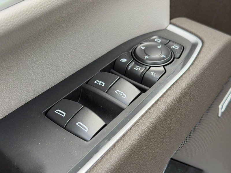 Chevrolet Silverado 2500HD Vehicle Full-screen Gallery Image 10
