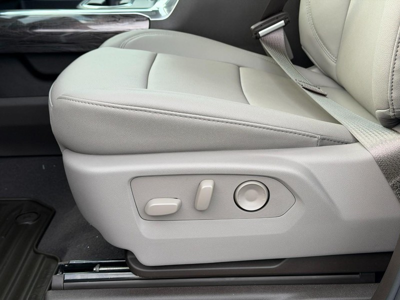 Chevrolet Silverado 2500HD Vehicle Full-screen Gallery Image 12