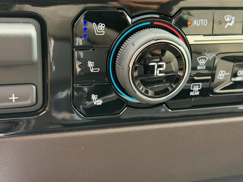 Chevrolet Silverado 2500HD Vehicle Full-screen Gallery Image 15
