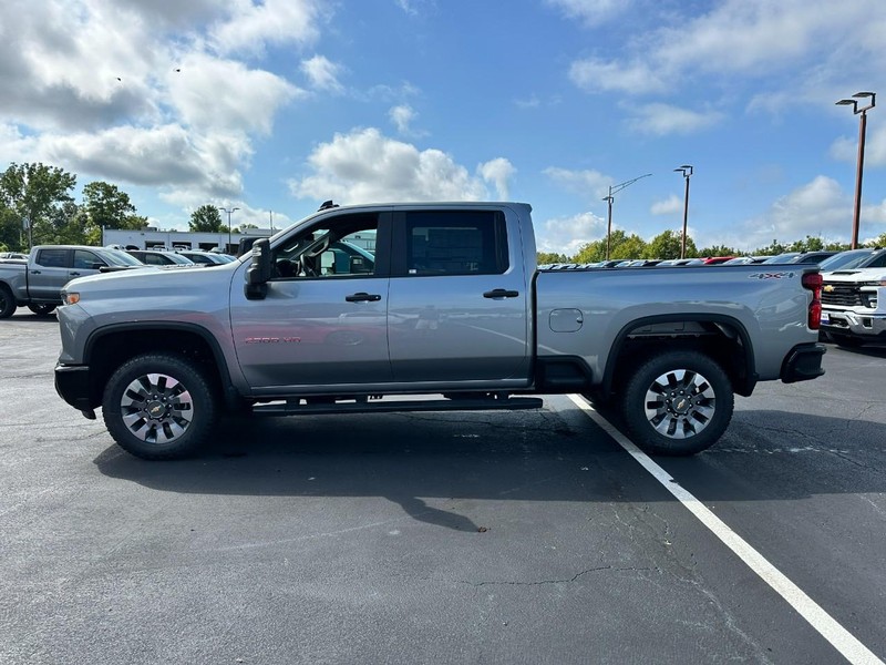 Chevrolet Silverado 2500HD Vehicle Full-screen Gallery Image 2