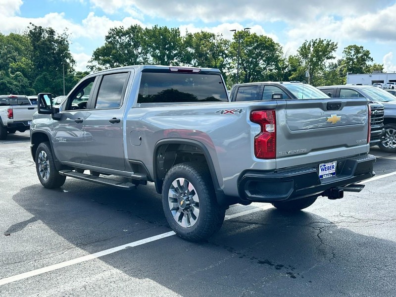 Chevrolet Silverado 2500HD Vehicle Full-screen Gallery Image 3