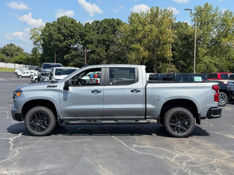 Chevrolet Silverado 1500 Vehicle Full-screen Gallery Image 2