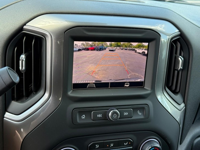 Chevrolet Silverado 1500 Vehicle Full-screen Gallery Image 14