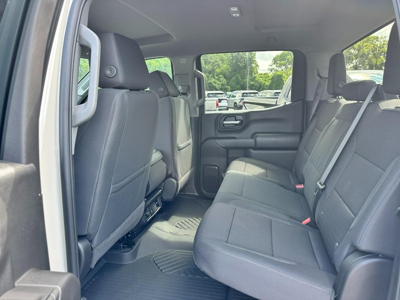 Chevrolet Silverado 1500 Vehicle Full-screen Gallery Image 4