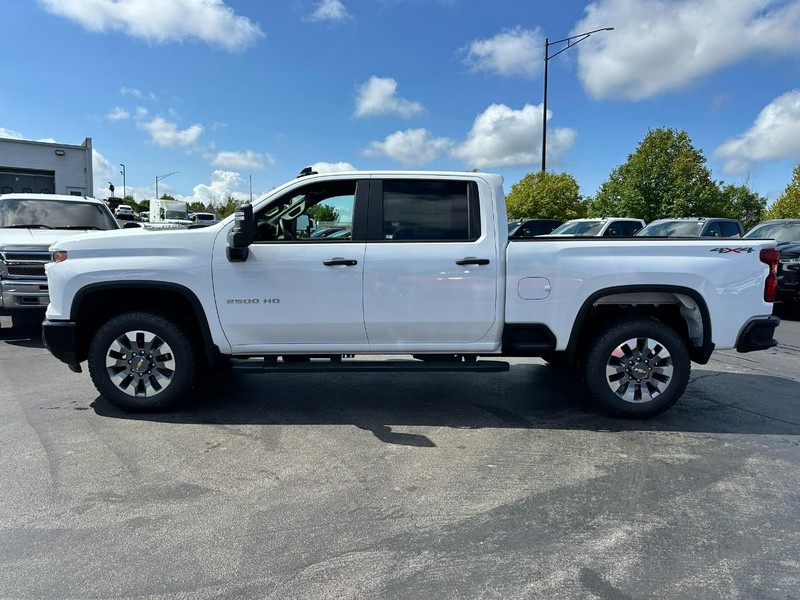 Chevrolet Silverado 2500HD Vehicle Full-screen Gallery Image 2