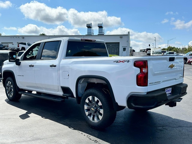Chevrolet Silverado 2500HD Vehicle Full-screen Gallery Image 3