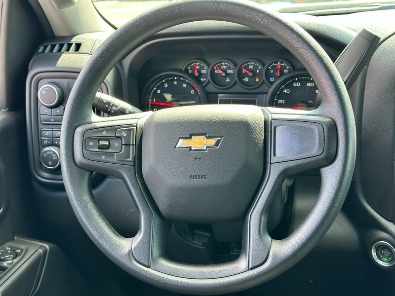 Chevrolet Silverado 2500HD Vehicle Full-screen Gallery Image 6