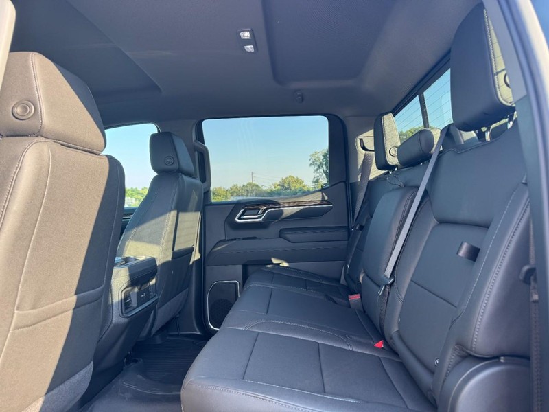 Chevrolet Silverado 1500 Vehicle Full-screen Gallery Image 6