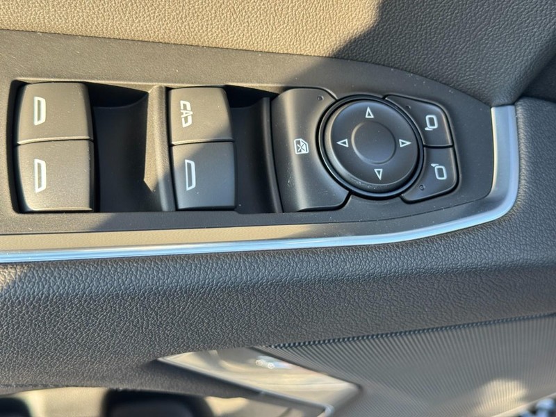 Chevrolet Silverado 1500 Vehicle Full-screen Gallery Image 12