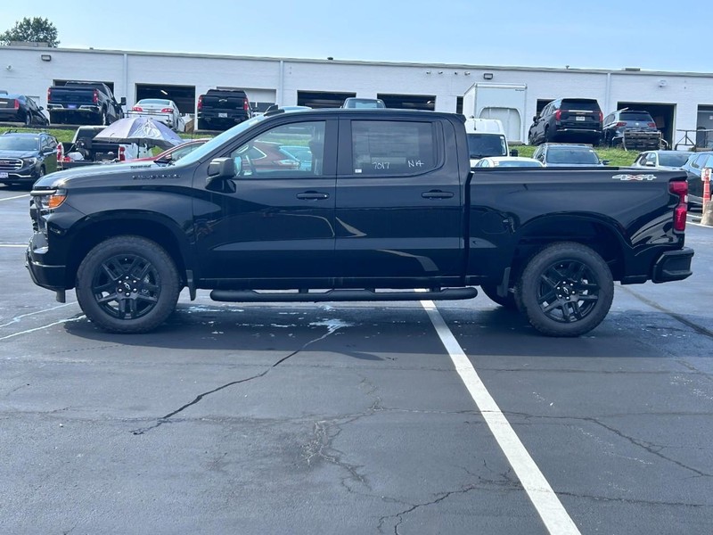 Chevrolet Silverado 1500 Vehicle Full-screen Gallery Image 2