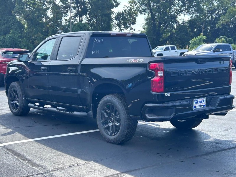 Chevrolet Silverado 1500 Vehicle Full-screen Gallery Image 3