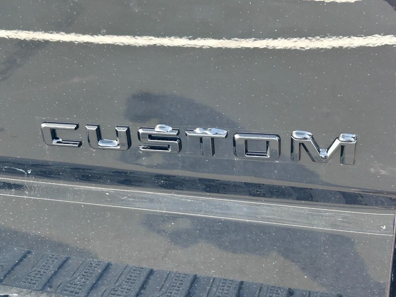 Chevrolet Silverado 1500 Vehicle Full-screen Gallery Image 4
