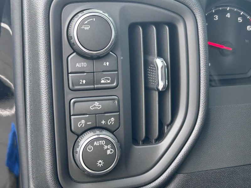 Chevrolet Silverado 1500 Vehicle Full-screen Gallery Image 12