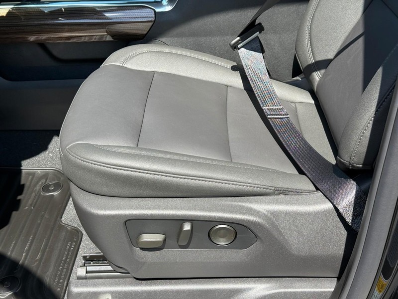 Chevrolet Silverado 2500HD Vehicle Full-screen Gallery Image 11