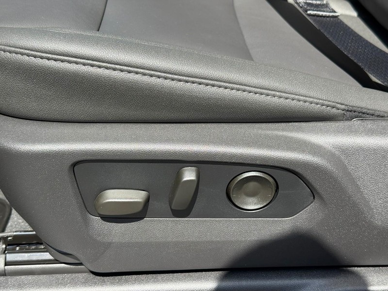 Chevrolet Silverado 2500HD Vehicle Full-screen Gallery Image 12