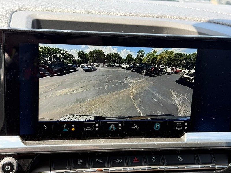 Chevrolet Silverado 2500HD Vehicle Full-screen Gallery Image 16