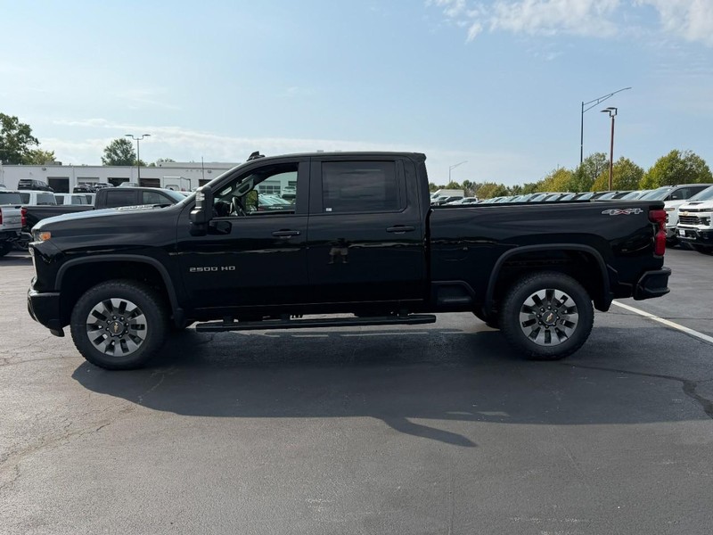 Chevrolet Silverado 2500HD Vehicle Full-screen Gallery Image 2