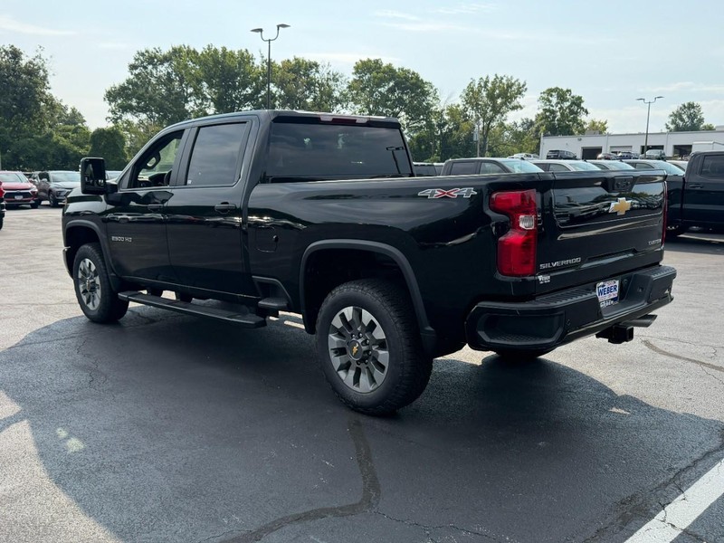 Chevrolet Silverado 2500HD Vehicle Full-screen Gallery Image 3