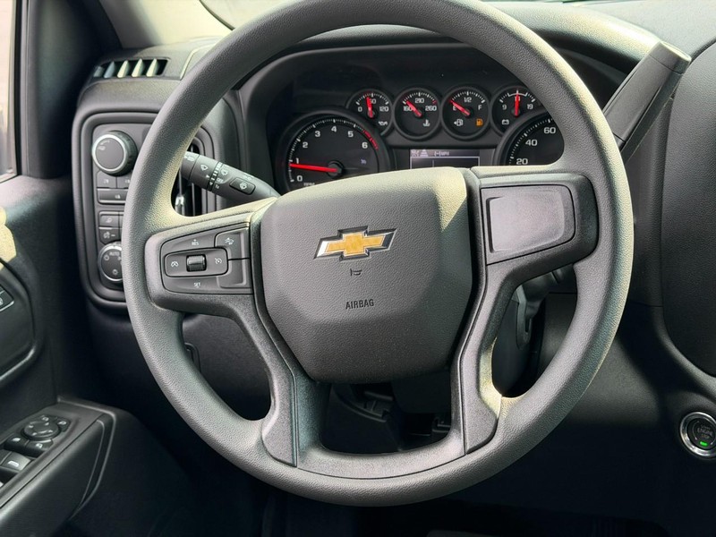 Chevrolet Silverado 2500HD Vehicle Full-screen Gallery Image 6