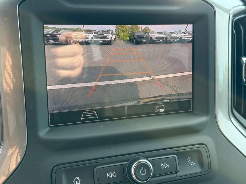 Chevrolet Silverado 2500HD Vehicle Full-screen Gallery Image 12