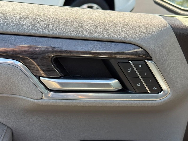 Chevrolet Silverado 1500 Vehicle Full-screen Gallery Image 17