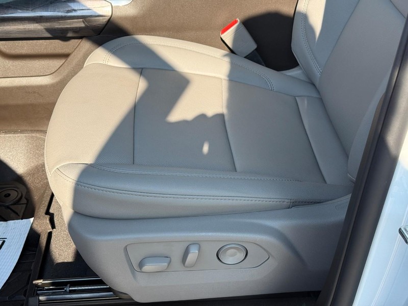 Chevrolet Silverado 1500 Vehicle Full-screen Gallery Image 18