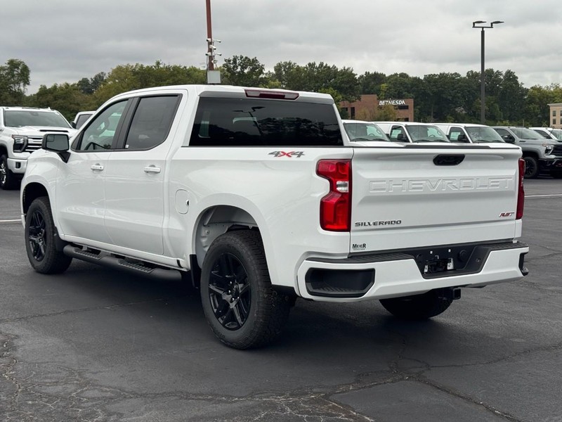 Chevrolet Silverado 1500 Vehicle Full-screen Gallery Image 3