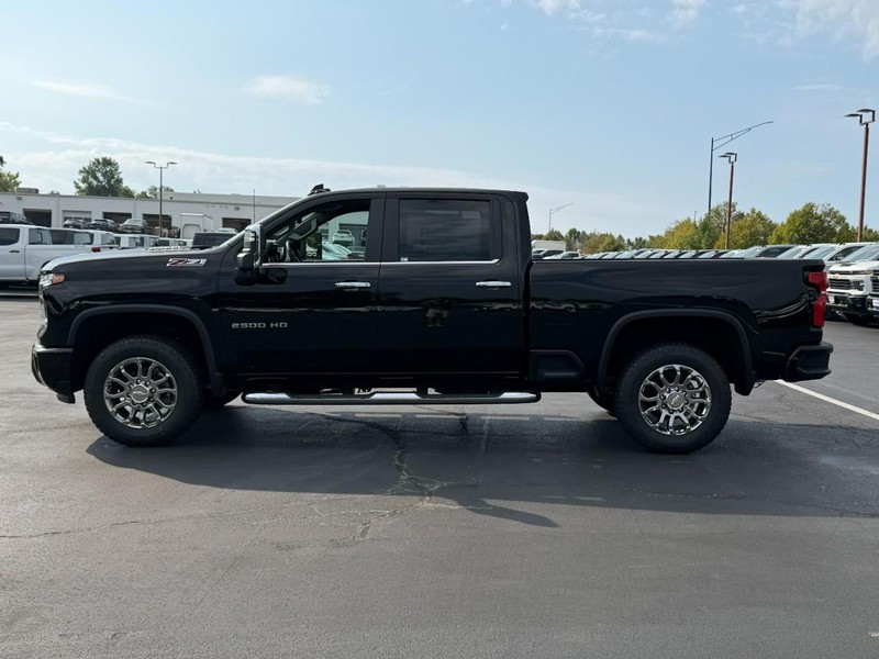 Chevrolet Silverado 2500HD Vehicle Full-screen Gallery Image 2