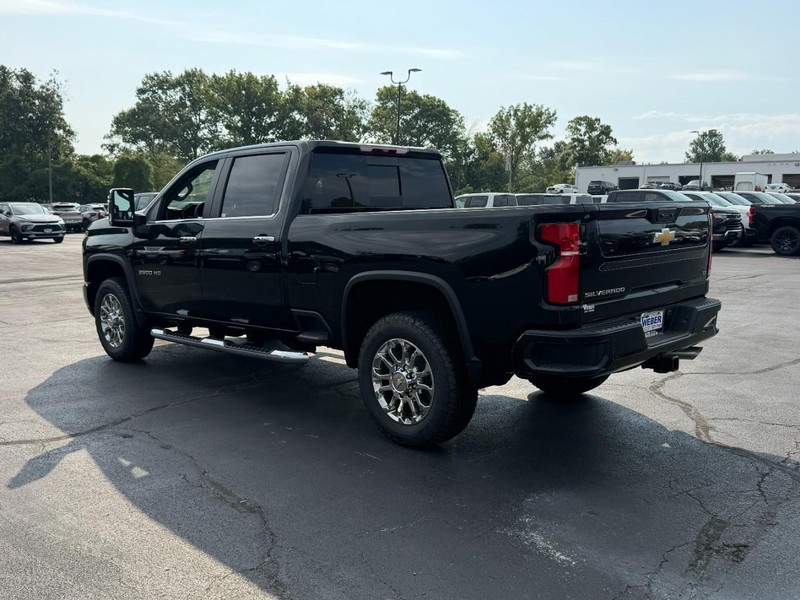 Chevrolet Silverado 2500HD Vehicle Full-screen Gallery Image 3