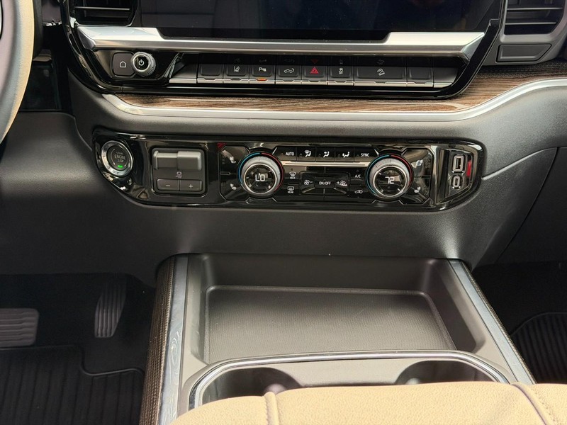 Chevrolet Silverado 2500HD Vehicle Full-screen Gallery Image 8