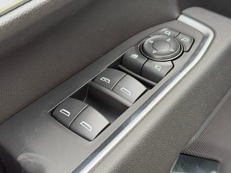 Chevrolet Silverado 2500HD Vehicle Full-screen Gallery Image 9