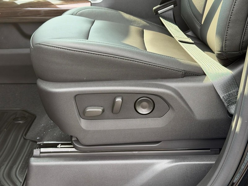 Chevrolet Silverado 2500HD Vehicle Full-screen Gallery Image 10
