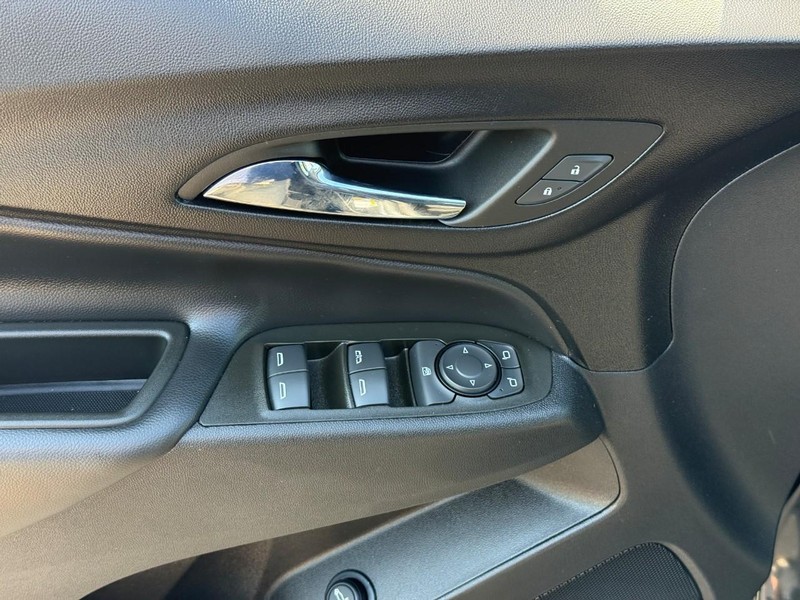 Chevrolet Equinox Vehicle Full-screen Gallery Image 16
