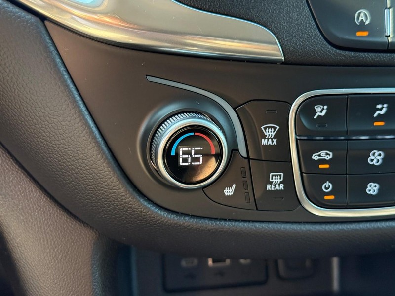 Chevrolet Equinox Vehicle Full-screen Gallery Image 23